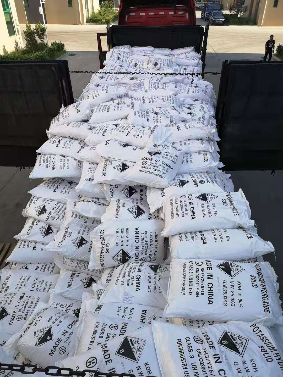 氫氧化鉀變成黑色的原因是什么？